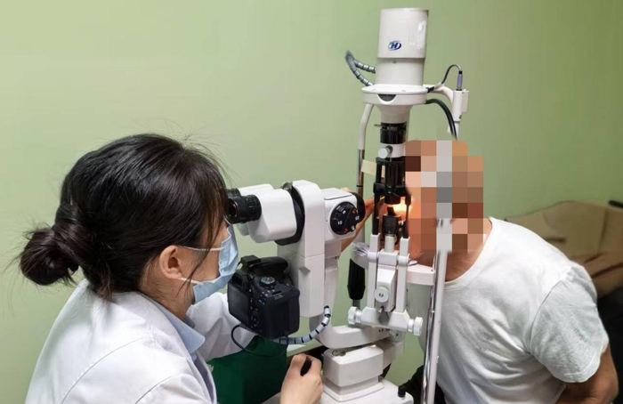 七旬老人眼疾缠身三年辗转求医 济南爱尔精准手术重获清晰视力